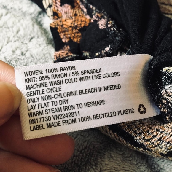 A New Day Tropical Leaf Top - Picture 6 of 6